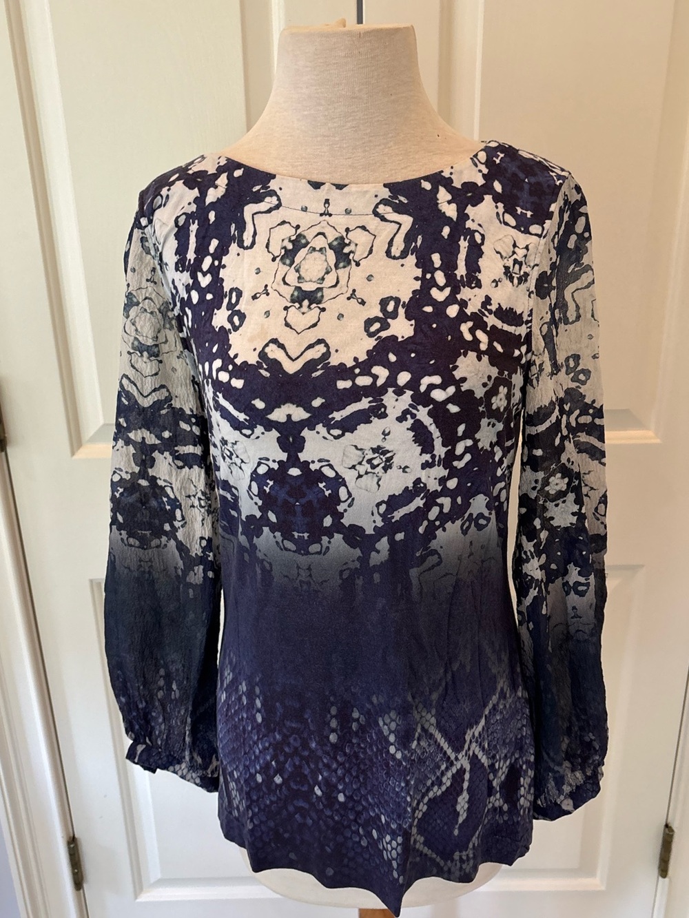 Hilton Hollis NYC Designer Women's Navy and White Patterned Long-Sleeve Blouse